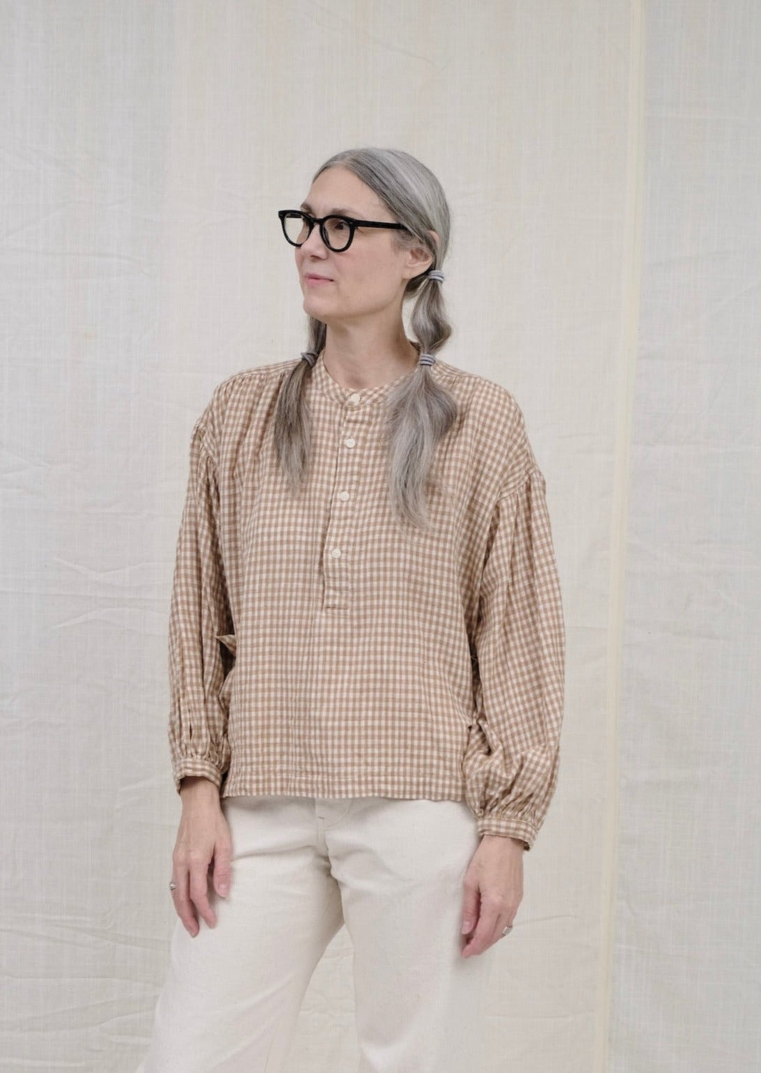 PEASANT BLOUSE BROWN GINGHAM on model