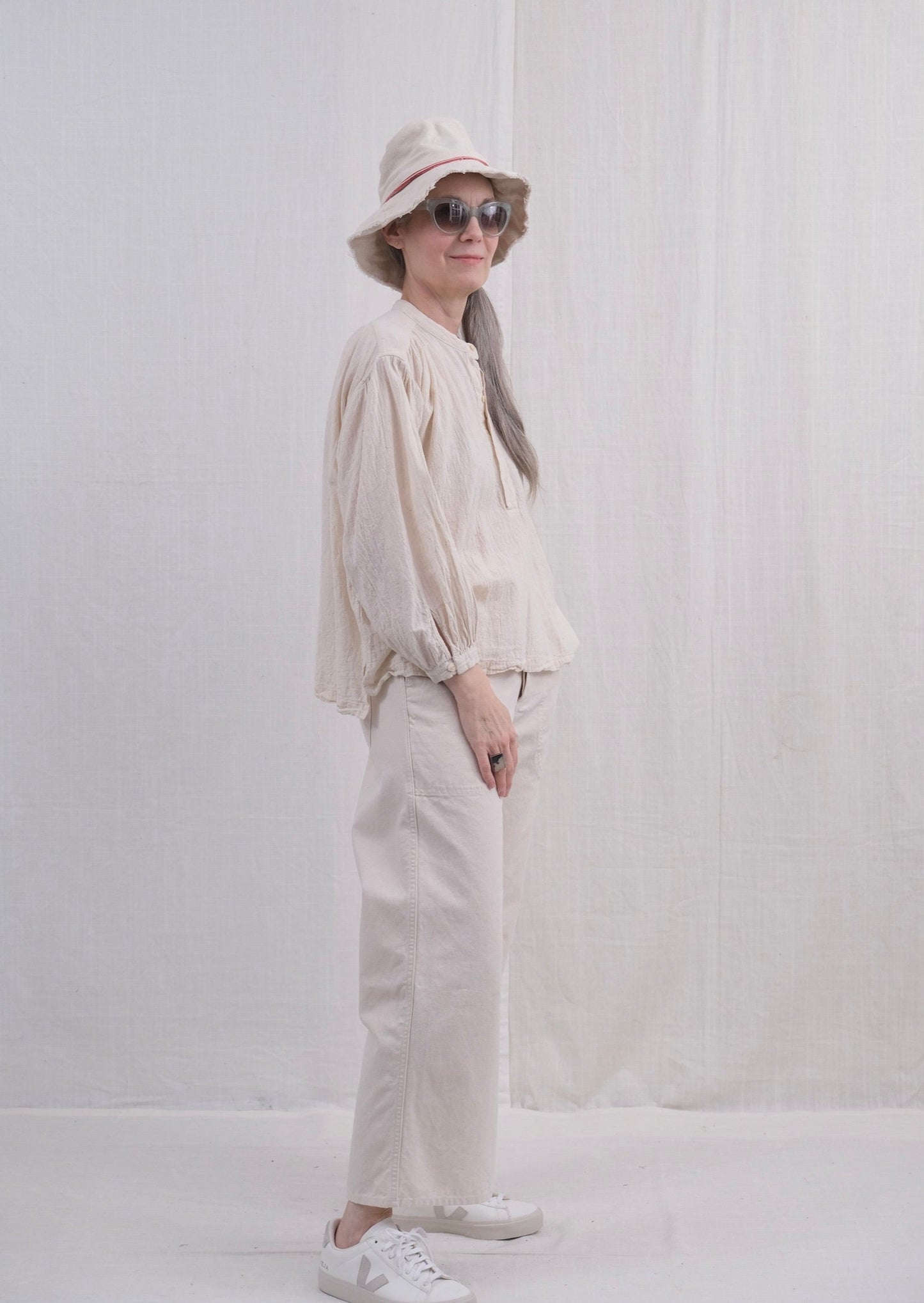 BUCKET HAT NATURAL KHADI TWILL WITH CONTRAST BAND ON MODEL
