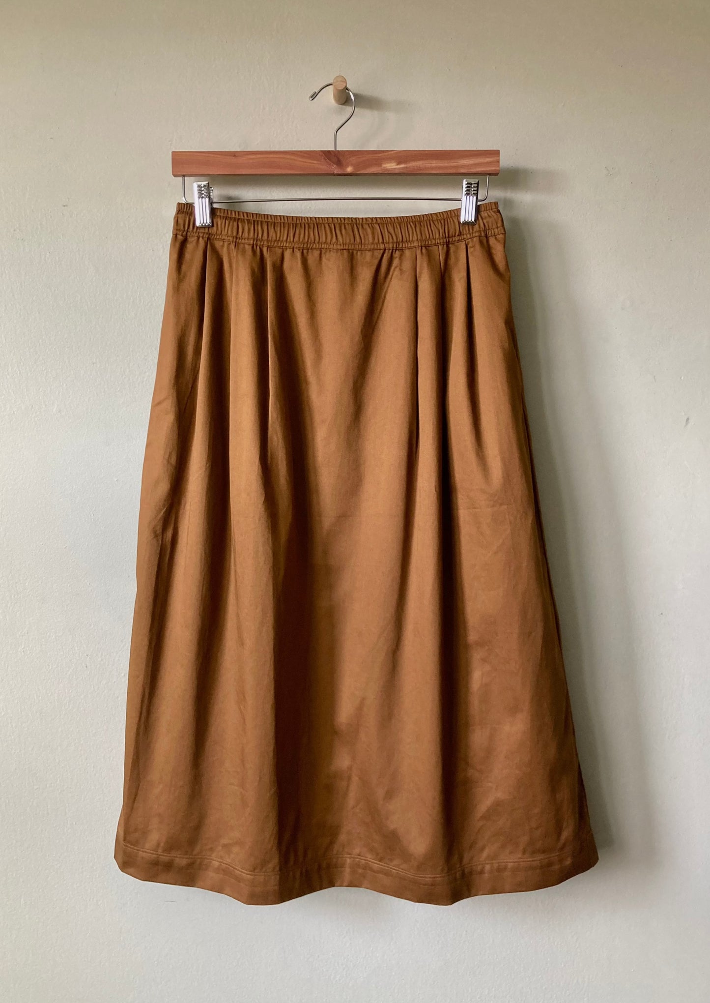 Demi Belle Golden Brown, Hanging