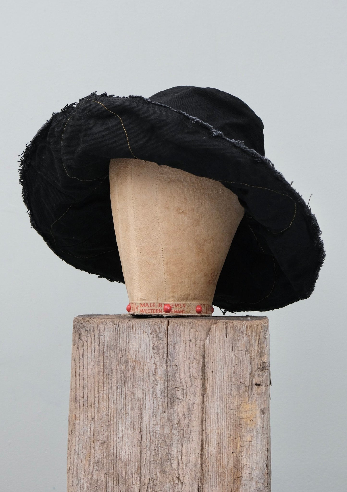 BLACK SUNHAT ON FORM