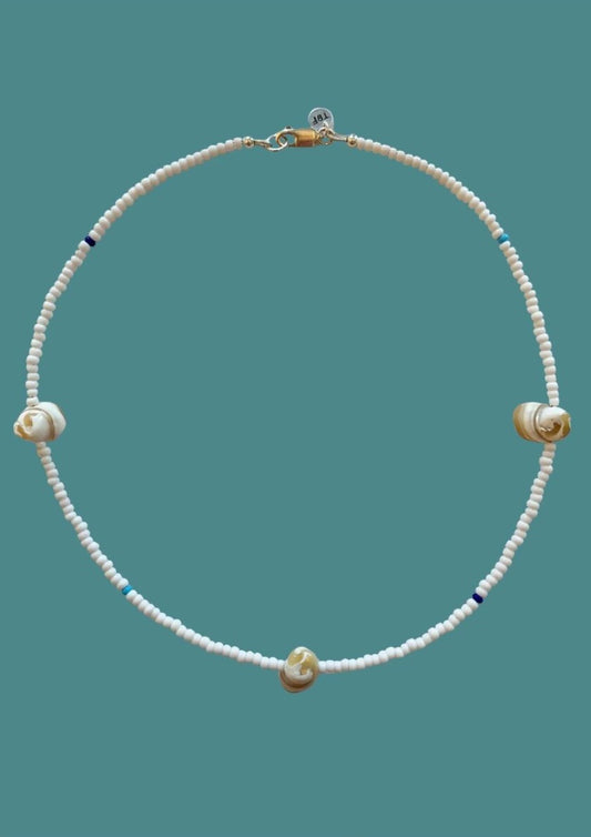 BEAD NECKLACE WITH 3 SHELLS