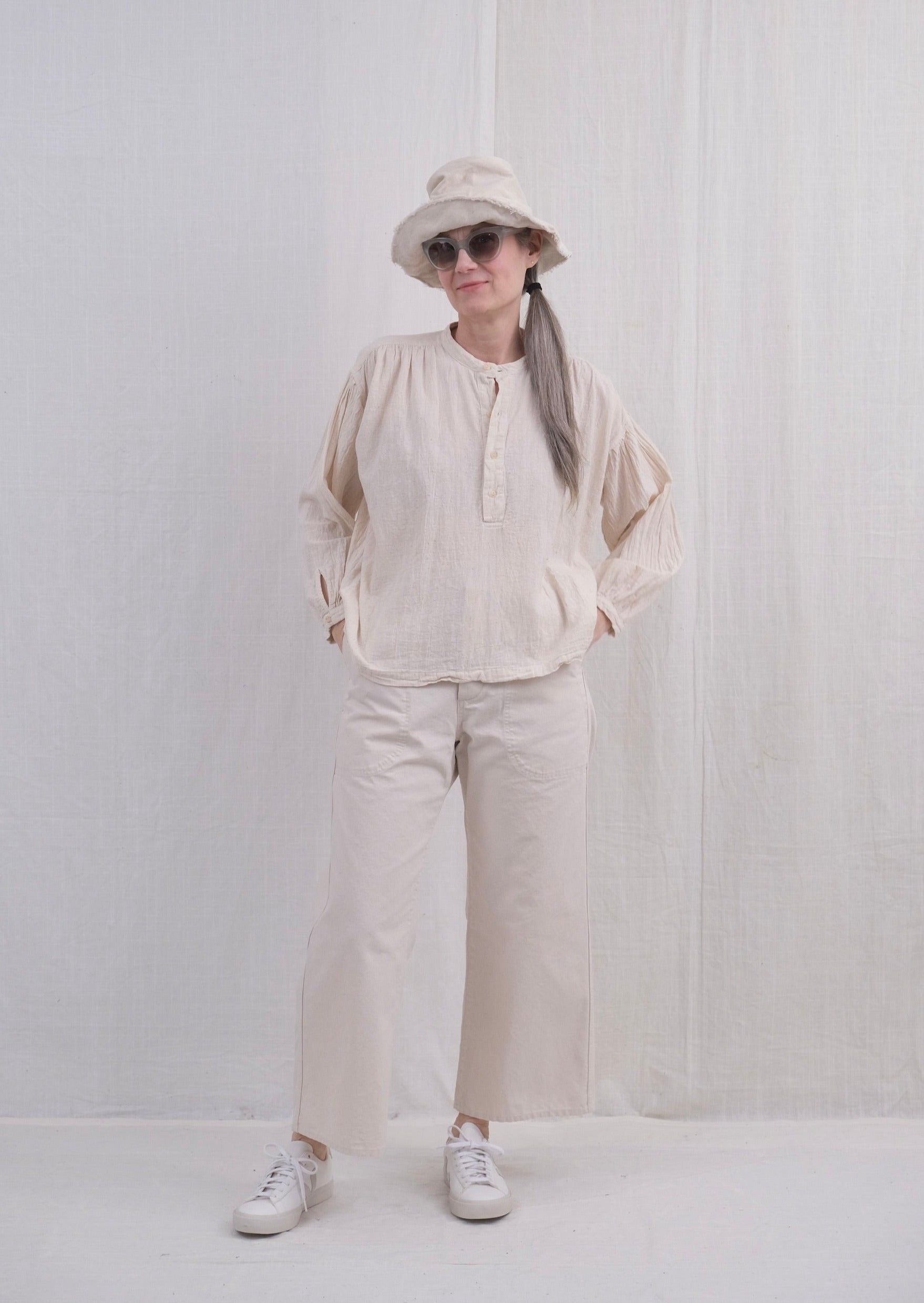 BUCKET HAT NATURAL KHADI TWILL WITH CONTRAST BAND ON MODEL