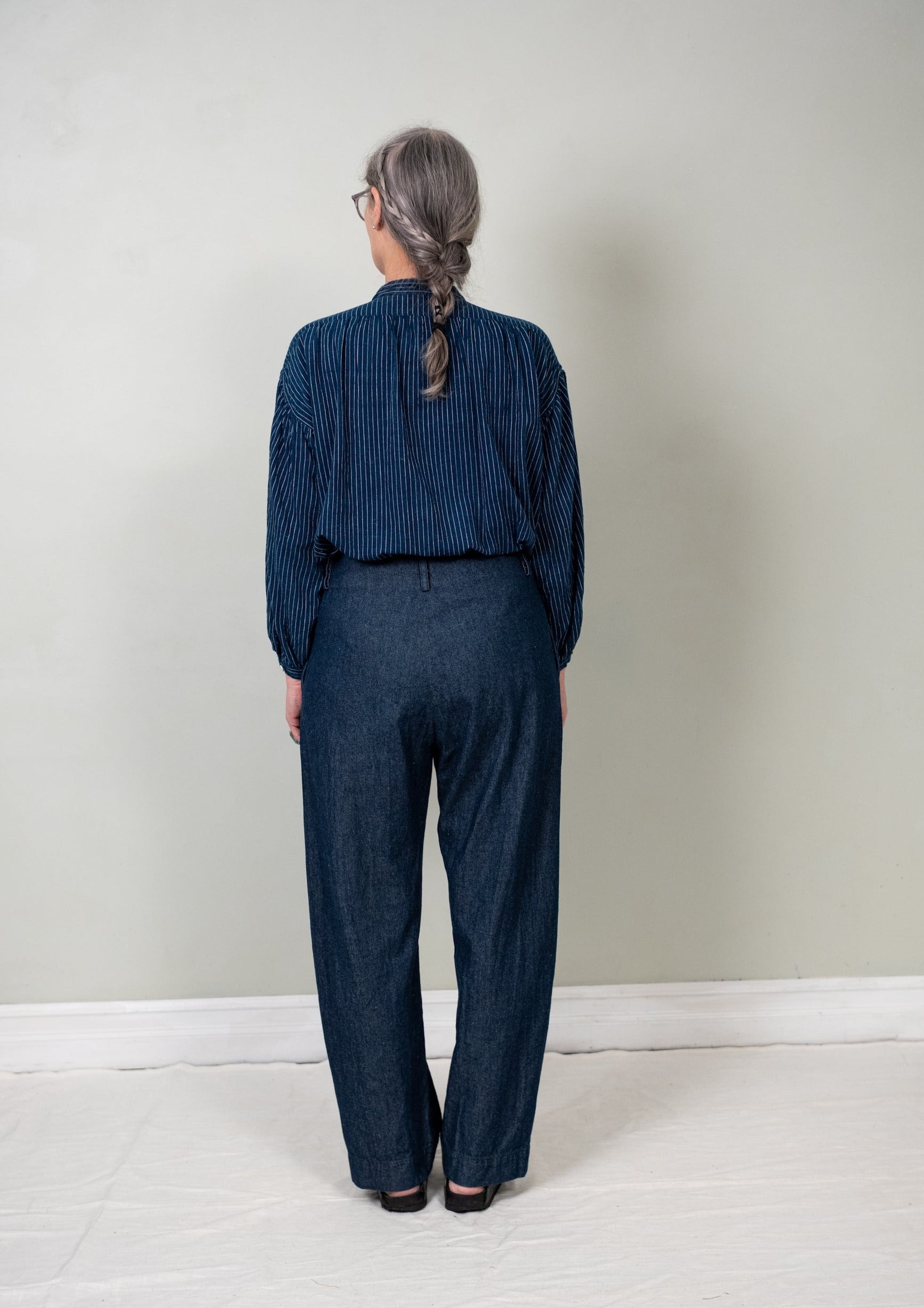 back view denim pleated trouser