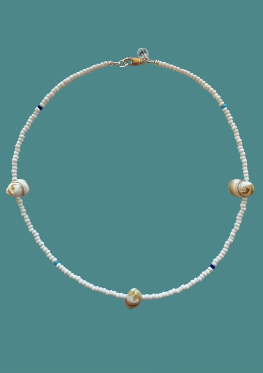 BEAD NECKLACE WITH 3 SHELLS